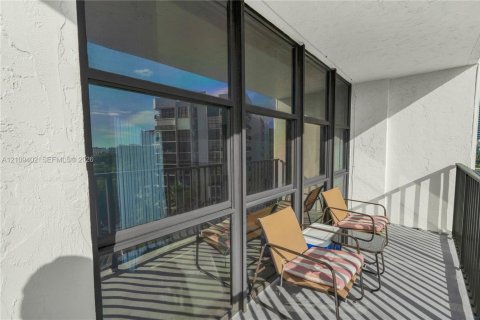 Condo in Hallandale Beach, Florida, 3 bedrooms № 2428222 - photo 18