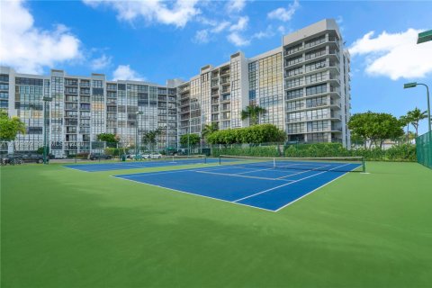Condo in Hallandale Beach, Florida, 3 bedrooms № 2428222 - photo 23
