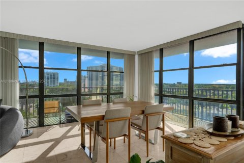 Condo in Hallandale Beach, Florida, 3 bedrooms № 2428222 - photo 3