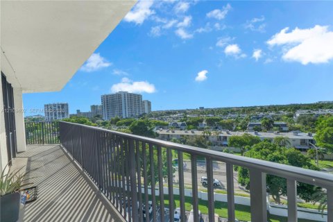 Condo in Hallandale Beach, Florida, 3 bedrooms № 2428222 - photo 17