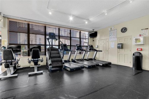Condo in Hallandale Beach, Florida, 3 bedrooms № 2428222 - photo 25