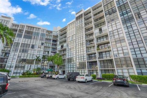 Condo in Hallandale Beach, Florida, 3 bedrooms № 2428222 - photo 20