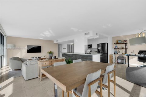 Condo in Hallandale Beach, Florida, 3 bedrooms № 2428222 - photo 8