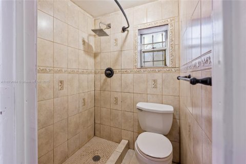 House in Miami, Florida 3 bedrooms, 121.33 sq.m. № 1974049 - photo 21