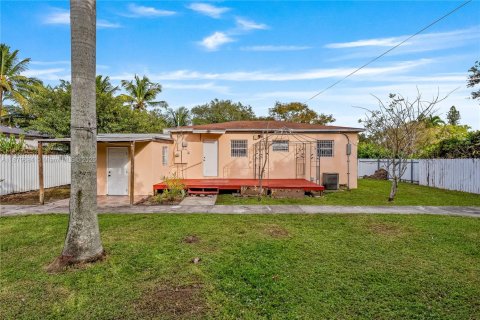 House in Miami, Florida 3 bedrooms, 121.33 sq.m. № 1974049 - photo 22