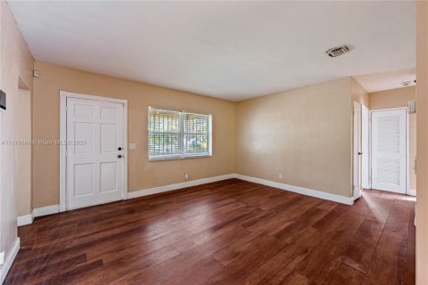 House in Miami, Florida 3 bedrooms, 121.33 sq.m. № 1974049 - photo 3