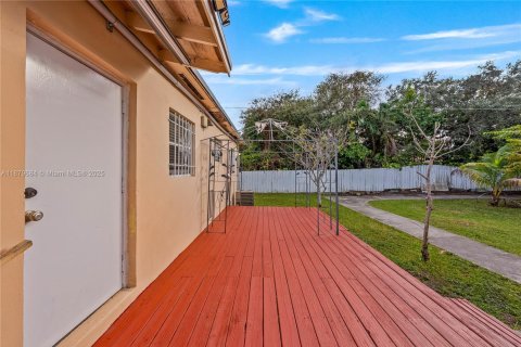 House in Miami, Florida 3 bedrooms, 121.33 sq.m. № 1974049 - photo 23