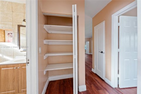 House in Miami, Florida 3 bedrooms, 121.33 sq.m. № 1974049 - photo 13