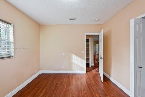 House in Miami, Florida 3 bedrooms, 121.33 sq.m. № 1974049 - photo 11