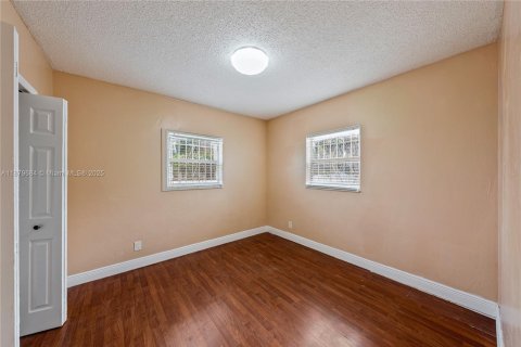 House in Miami, Florida 3 bedrooms, 121.33 sq.m. № 1974049 - photo 10