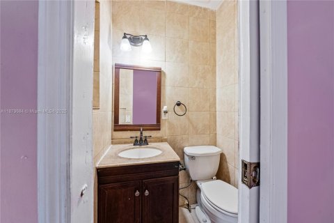 House in Miami, Florida 3 bedrooms, 121.33 sq.m. № 1974049 - photo 17