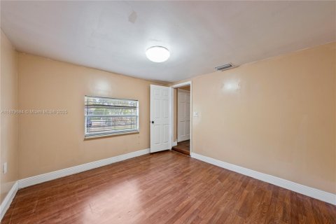 House in Miami, Florida 3 bedrooms, 121.33 sq.m. № 1974049 - photo 19