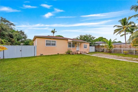 House in Miami, Florida 3 bedrooms, 121.33 sq.m. № 1974049 - photo 30