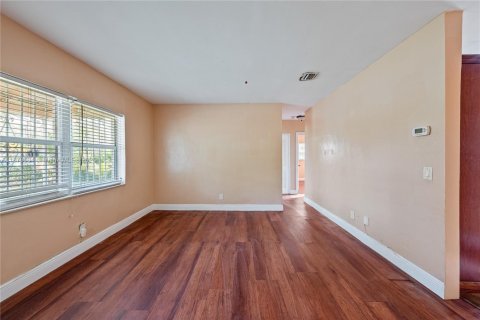 House in Miami, Florida 3 bedrooms, 121.33 sq.m. № 1974049 - photo 4