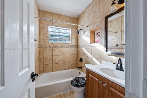 House in Miami, Florida 3 bedrooms, 121.33 sq.m. № 1974049 - photo 14