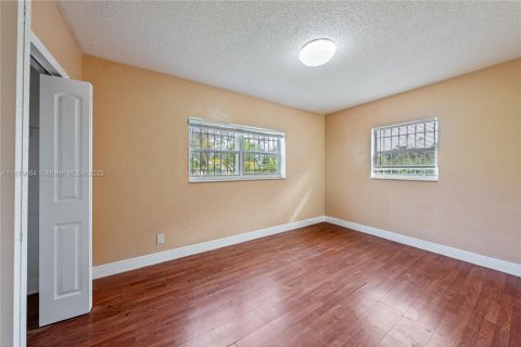 House in Miami, Florida 3 bedrooms, 121.33 sq.m. № 1974049 - photo 8