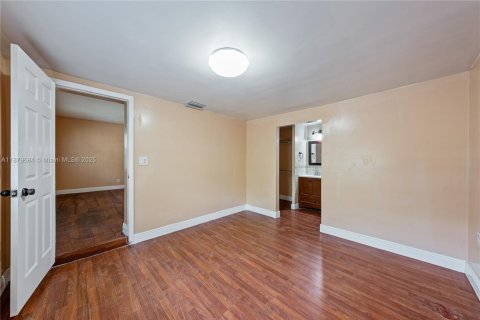 House in Miami, Florida 3 bedrooms, 121.33 sq.m. № 1974049 - photo 18