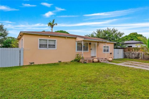 House in Miami, Florida 3 bedrooms, 121.33 sq.m. № 1974049 - photo 2