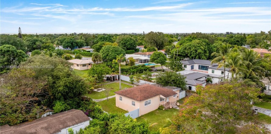 House in Miami, Florida 3 bedrooms, 121.33 sq.m. № 1974049