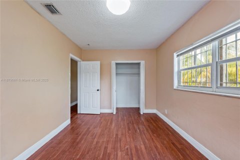 House in Miami, Florida 3 bedrooms, 121.33 sq.m. № 1974049 - photo 9