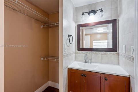 House in Miami, Florida 3 bedrooms, 121.33 sq.m. № 1974049 - photo 20