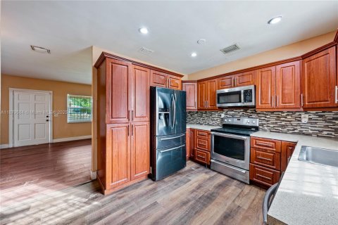 House in Miami, Florida 3 bedrooms, 121.33 sq.m. № 1974049 - photo 7