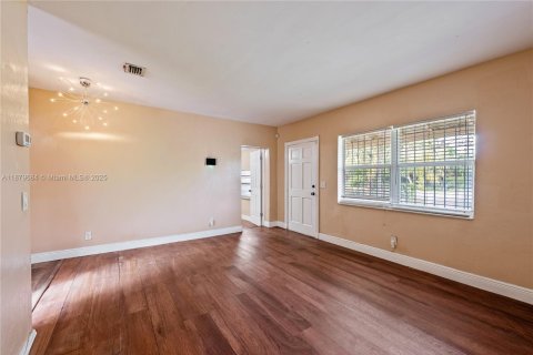 House in Miami, Florida 3 bedrooms, 121.33 sq.m. № 1974049 - photo 5