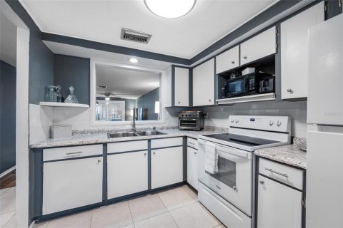 Condo in New Port Richey, Florida, 2 bedrooms  № 1874002 - photo 12