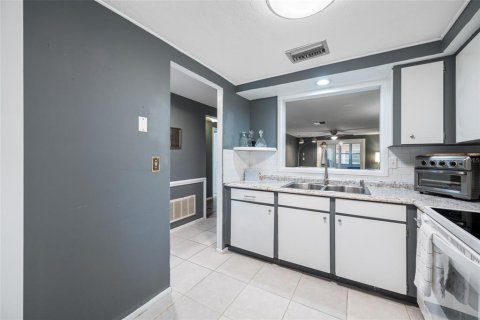 Condo in New Port Richey, Florida, 2 bedrooms  № 1874002 - photo 11