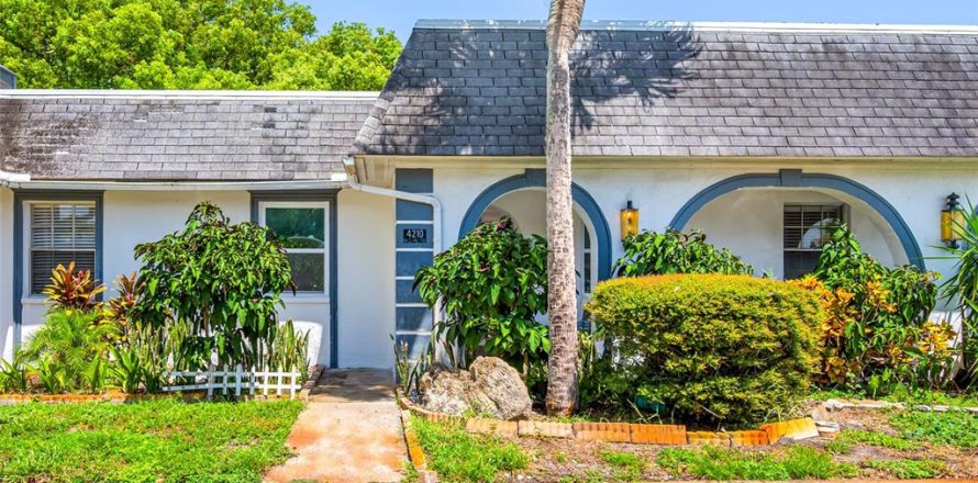 Condo in New Port Richey, Florida, 2 bedrooms № 1874002