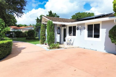 House in Miami, Florida 3 bedrooms, 148.55 sq.m. № 1965497 - photo 8
