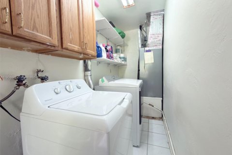 House in Miami, Florida 3 bedrooms, 148.55 sq.m. № 1965497 - photo 26