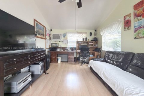 House in Miami, Florida 3 bedrooms, 148.55 sq.m. № 1965497 - photo 18