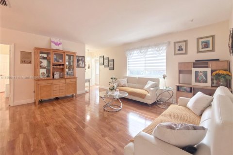 House in Miami, Florida 3 bedrooms, 148.55 sq.m. № 1965497 - photo 12