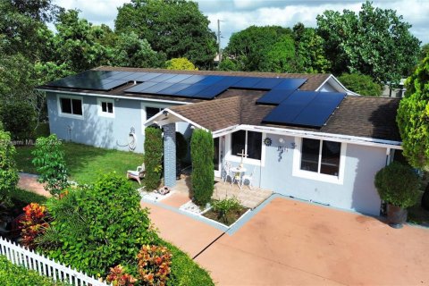 House in Miami, Florida 3 bedrooms, 148.55 sq.m. № 1965497 - photo 1