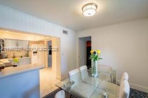 Villa ou maison à vendre à North Miami, Floride: 4 chambres, 152.36 m2 № 2063287 - photo 15