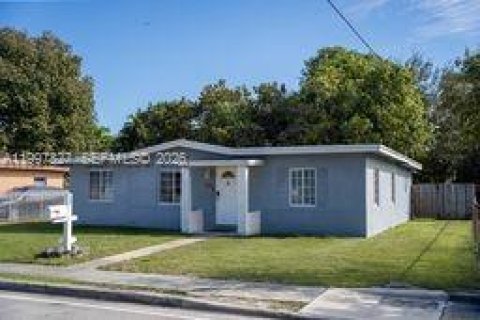 Villa ou maison à North Miami, Floride 4 chambres, 152.36 m2 № 2063287