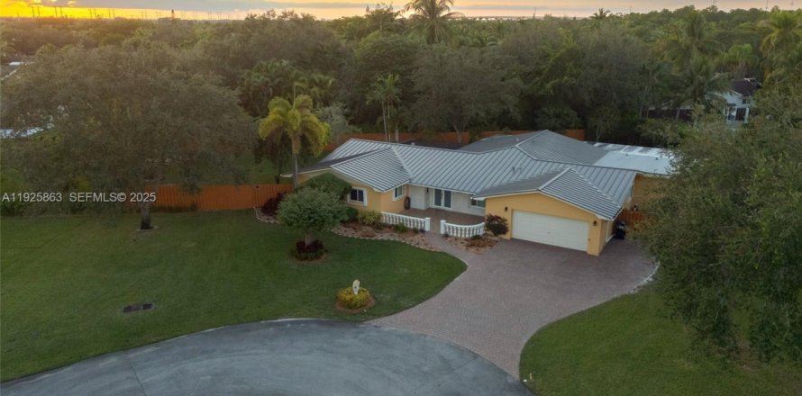 Дом в Майами, Флорида 4 спальни, 291.25м2 № 1986424