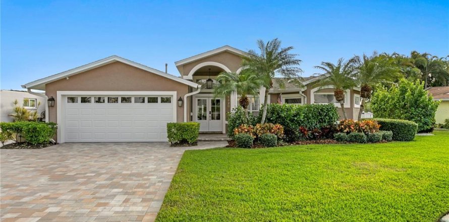 House in Saint Petersburg, Florida 4 bedrooms, 242.29 sq.m. № 2201605