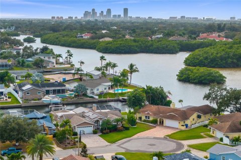 House in Saint Petersburg, Florida 4 bedrooms, 242.29 sq.m. № 2201605 - photo 2