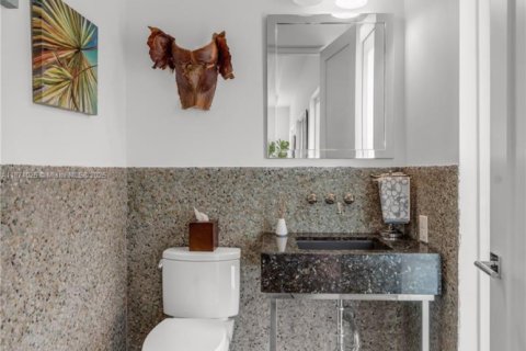 Casa en venta en Miami, Florida, 5 dormitorios, 290.41 m2 № 1895935 - foto 18