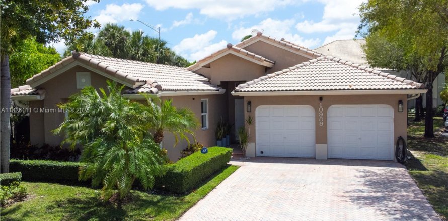House in Doral, Florida 4 bedrooms, 198.63 sq.m. № 1794444