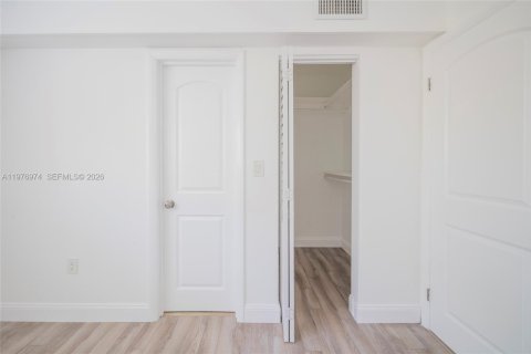 Condo in South Miami, Florida, 1 bedroom  № 2041557 - photo 11