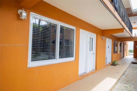 Condo in South Miami, Florida, 1 bedroom  № 2041557 - photo 17