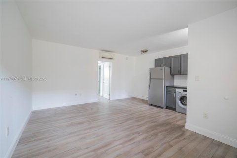 Condo in South Miami, Florida, 1 bedroom  № 2041557