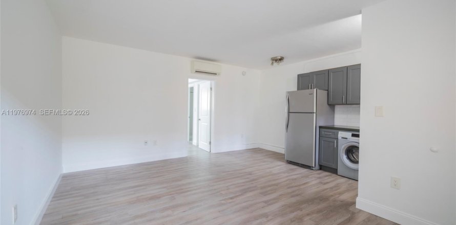 Condo in South Miami, Florida, 1 bedroom  № 2041557