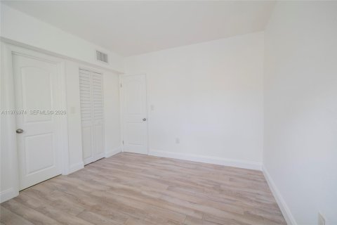Condo in South Miami, Florida, 1 bedroom  № 2041557 - photo 9
