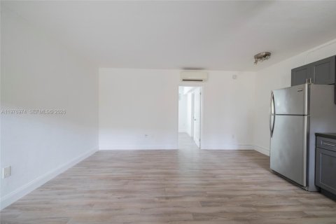 Condo in South Miami, Florida, 1 bedroom  № 2041557 - photo 2