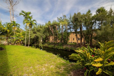 Condo in South Miami, Florida, 1 bedroom  № 2041557 - photo 16