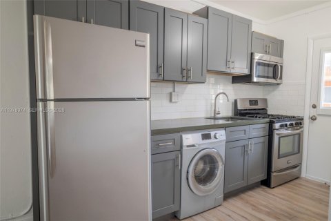 Condo in South Miami, Florida, 1 bedroom  № 2041557 - photo 4